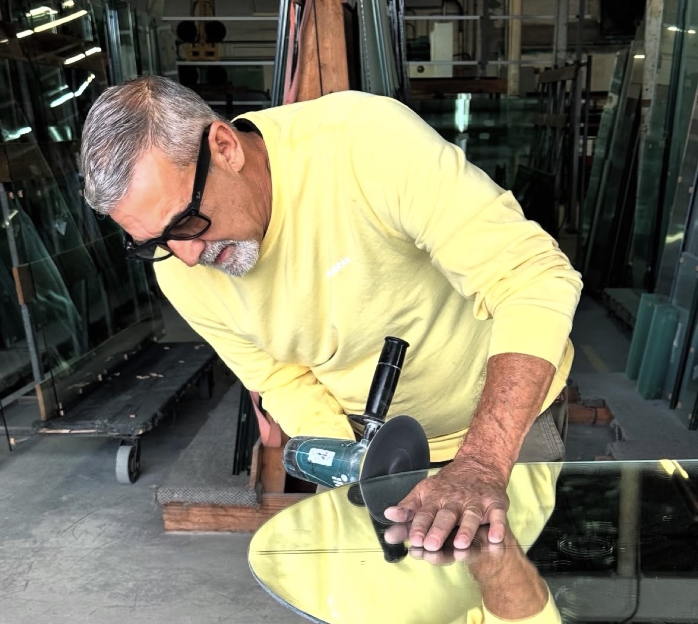 Craftsman polishing a glass edge in the Castilla Glass shop